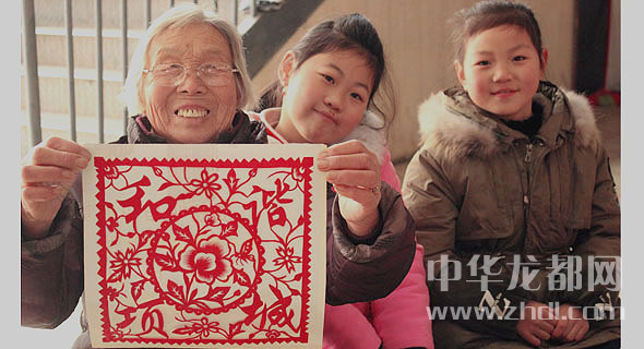 剪纸出新意 喜迎新年来