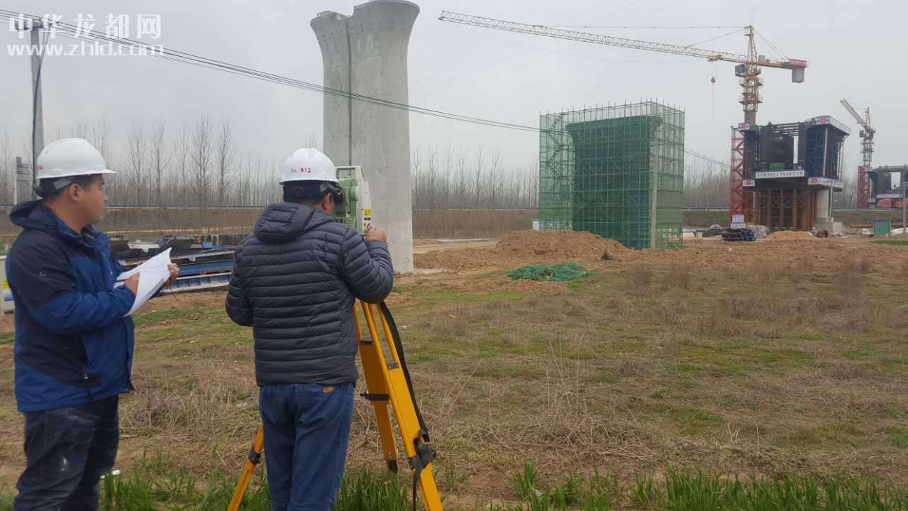 牛月峰:脚踏夜色忙测量-中华龙都网-周口日报社