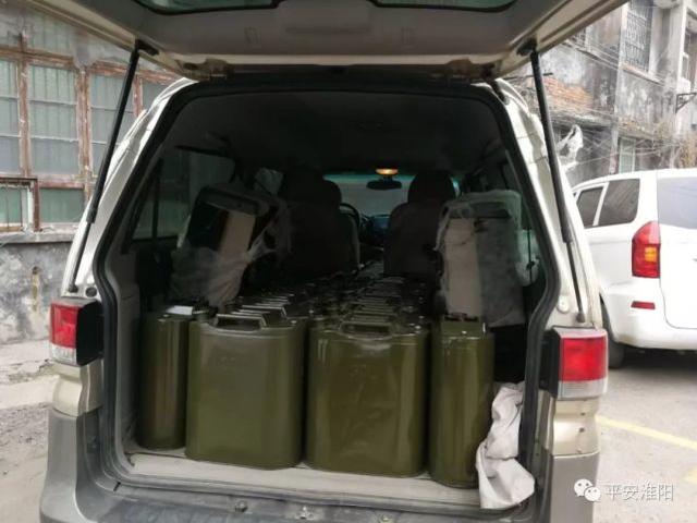 淮阳民警发现一可疑车辆 抓住车主后查获17桶汽油