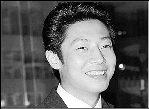 撒贝宁画脸谱假扮选手